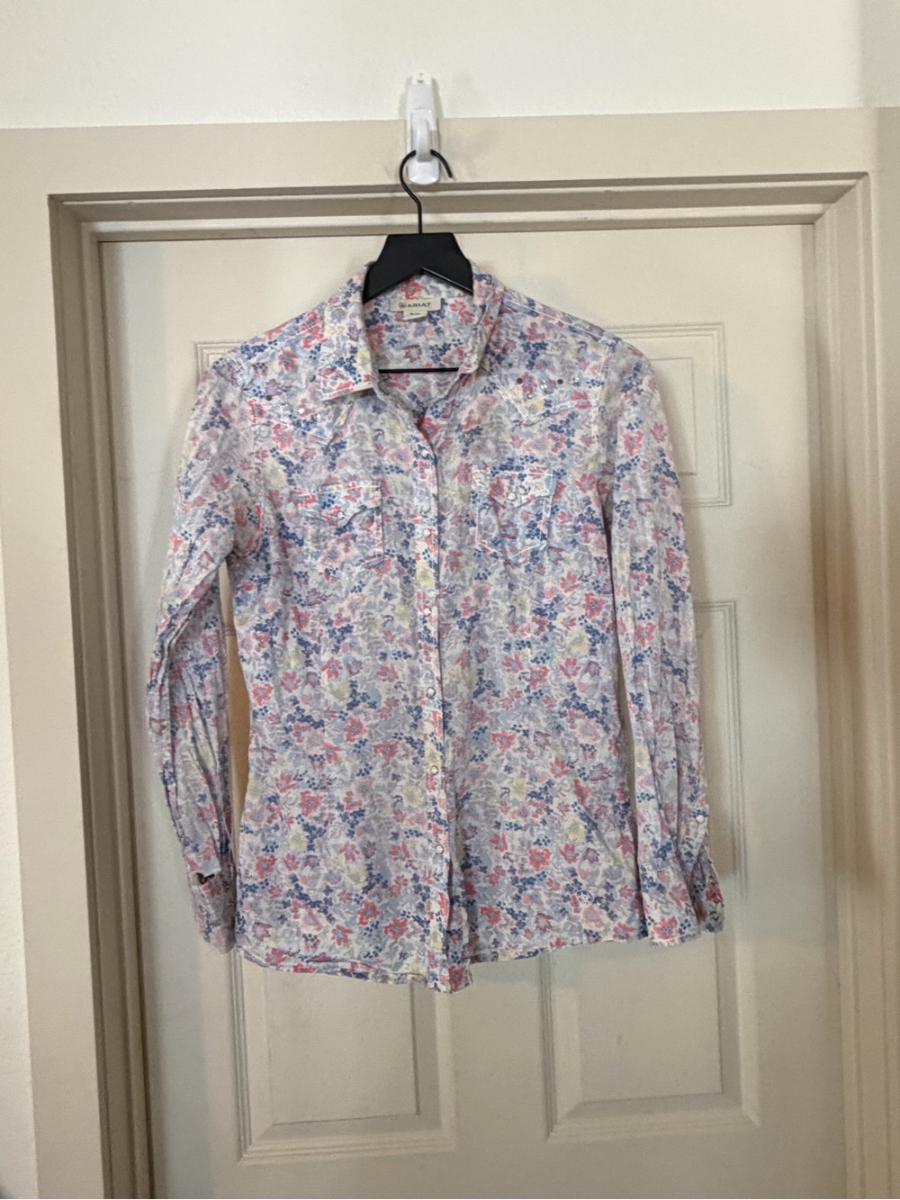 Ariat Floral Pearl Snap Shirt - Pink & Blue long sleeve sz M - Picture 2 of 9